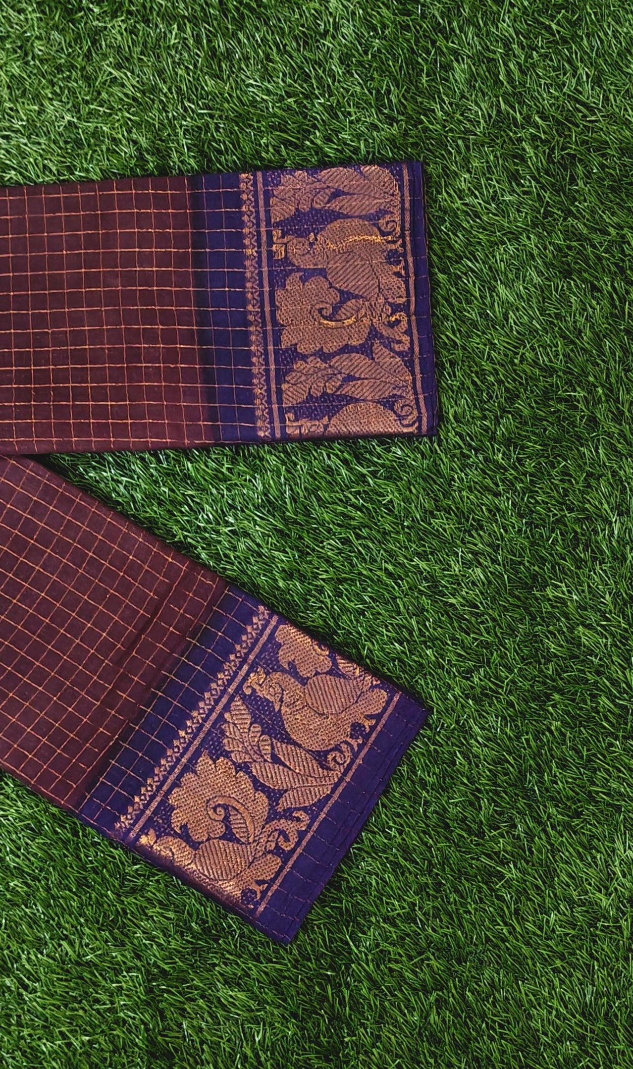 Checked Sungudi Cotton Saree with Traditional Peacock Border – Maroon & Navy