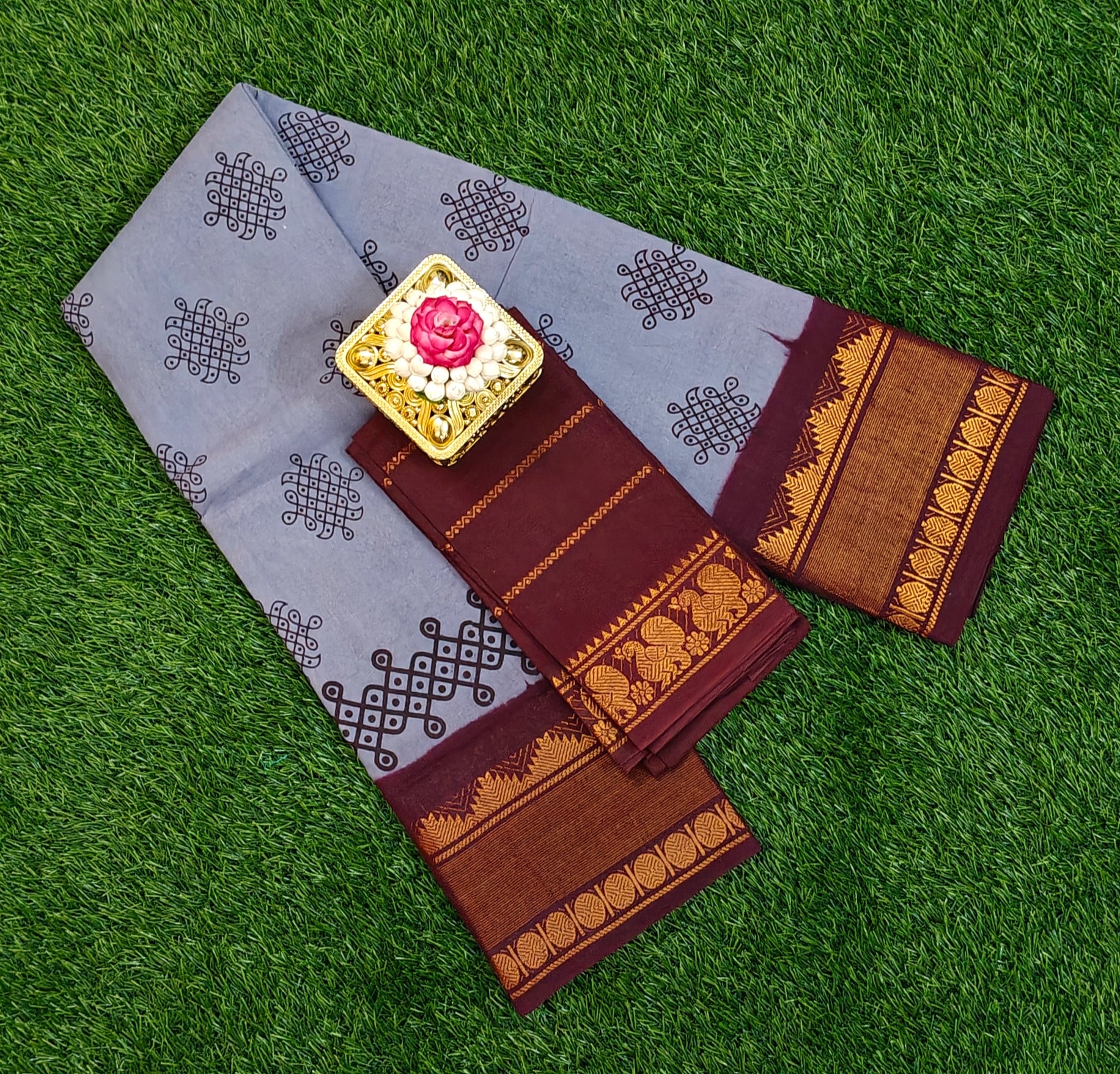 ✨ Sungudi Saree – Grey with Maroon Zari Border