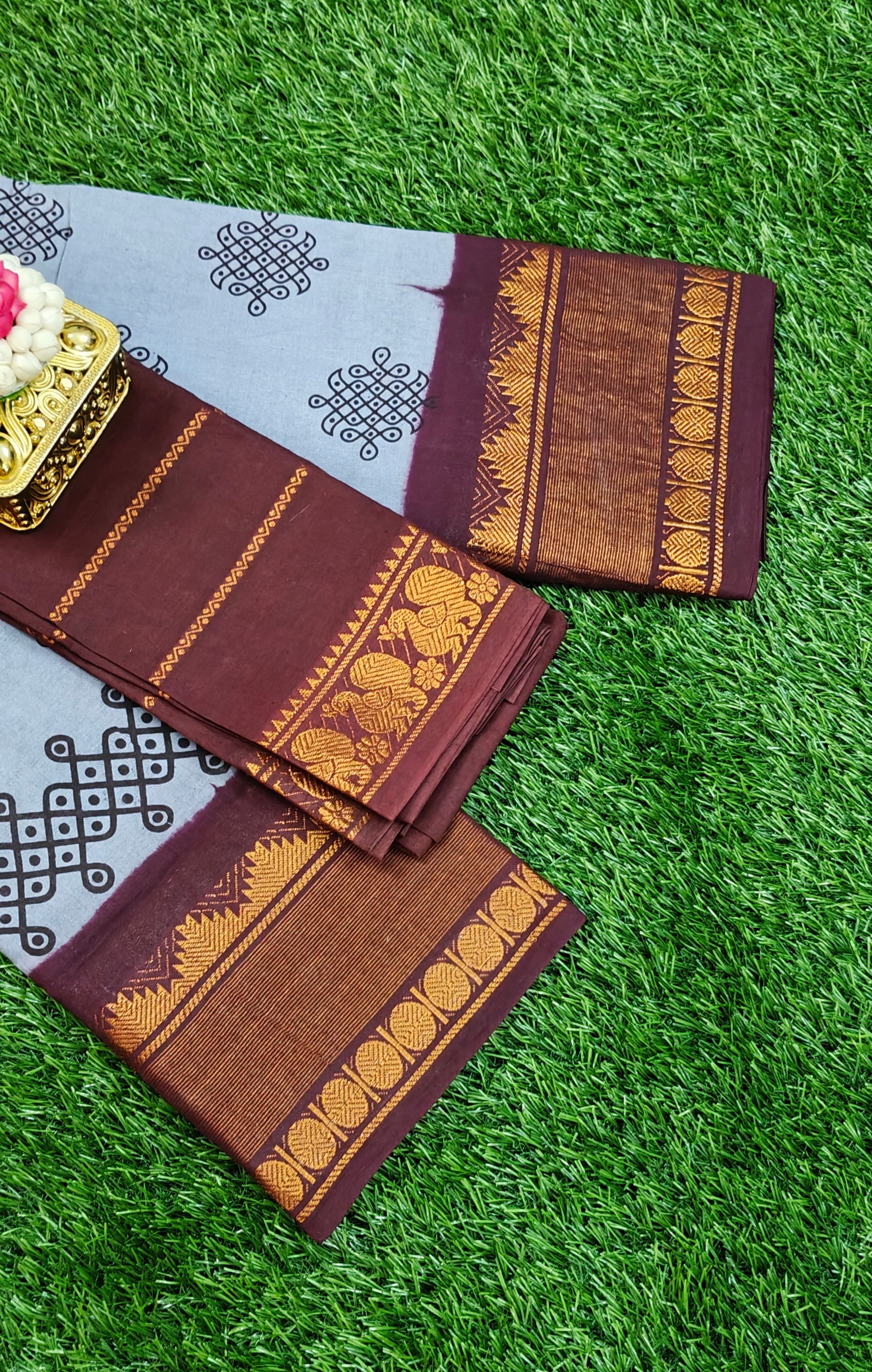 ✨ Sungudi Saree – Grey with Maroon Zari Border