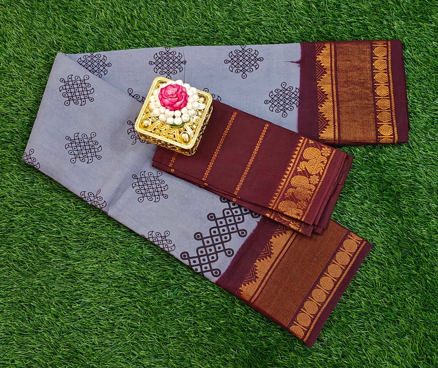 ✨ Sungudi Saree – Grey with Maroon Zari Border