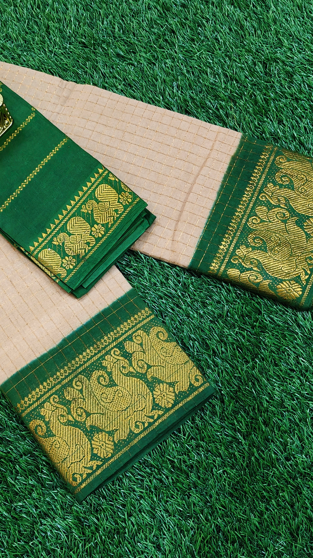 🪔 Pure Sungudi Checkered Saree with Rich Peacock Zari Border 🪔