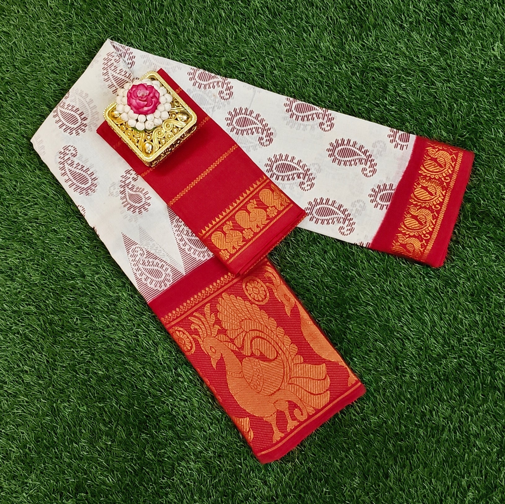 🪷 Premium Sungudi Cotton Saree – White & Red | Peacock Zari Border 🪷