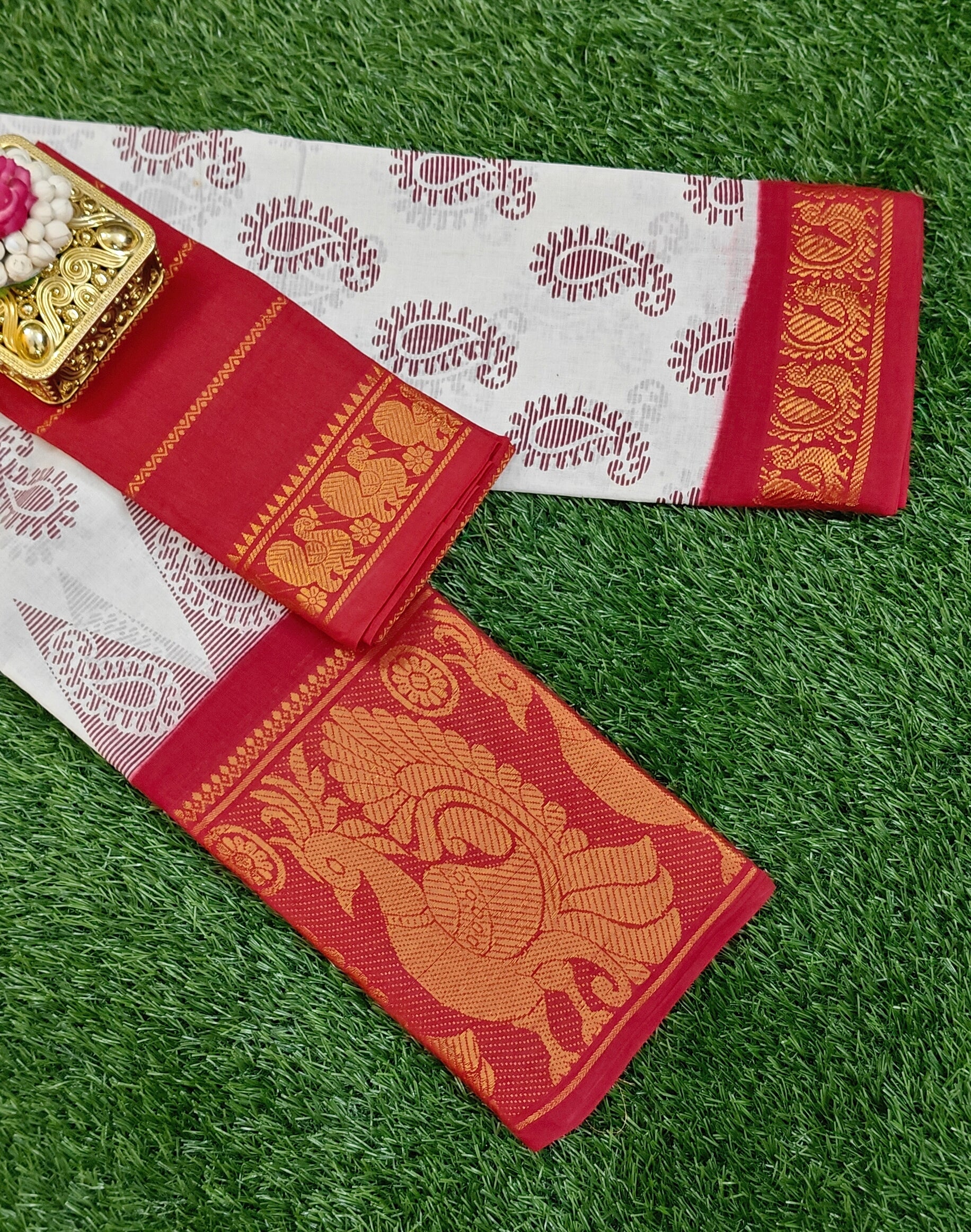 🪷 Premium Sungudi Cotton Saree – White & Red | Peacock Zari Border 🪷