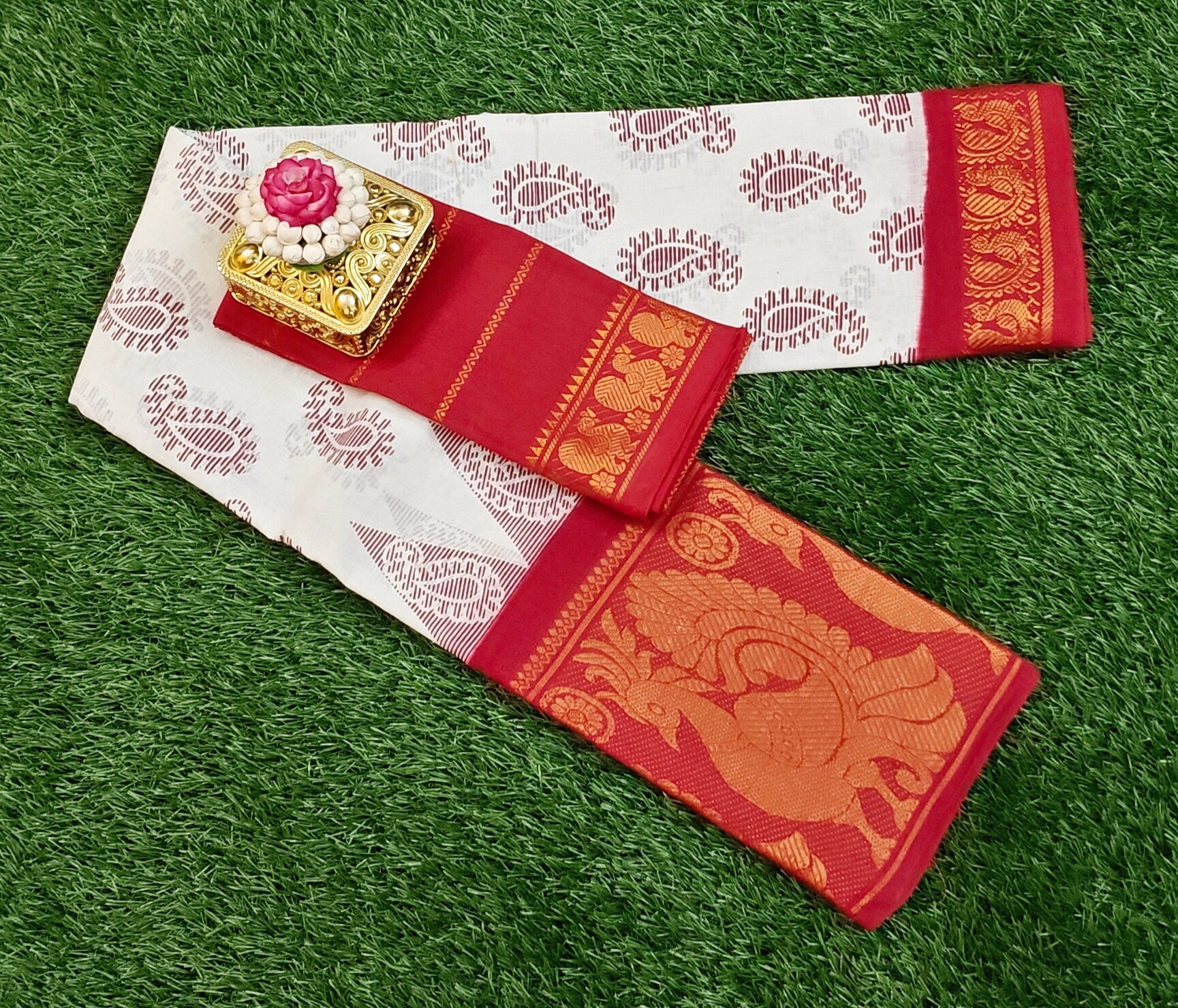 🪷 Premium Sungudi Cotton Saree – White & Red | Peacock Zari Border 🪷