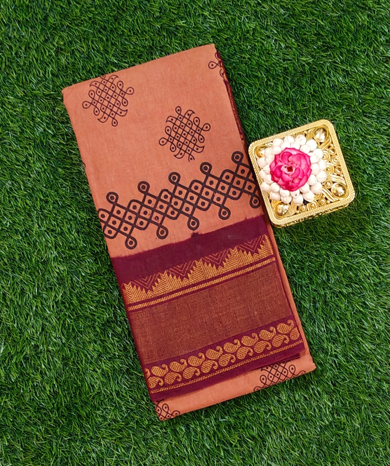 🧵 Traditional Sungudi Kolam Print Saree – Maroon Zari Border