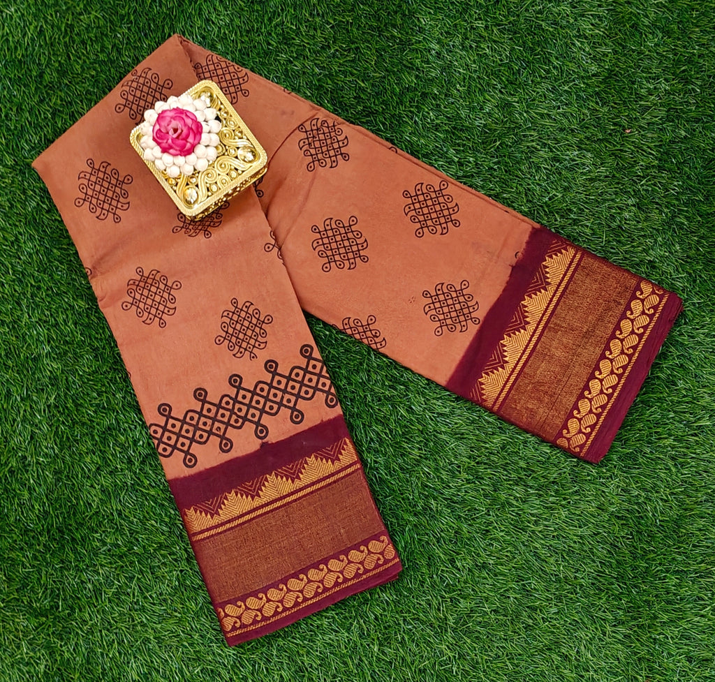 🧵 Traditional Sungudi Kolam Print Saree – Maroon Zari Border