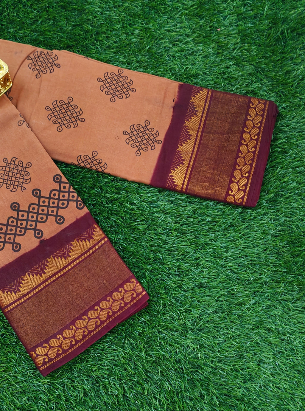 🧵 Traditional Sungudi Kolam Print Saree – Maroon Zari Border