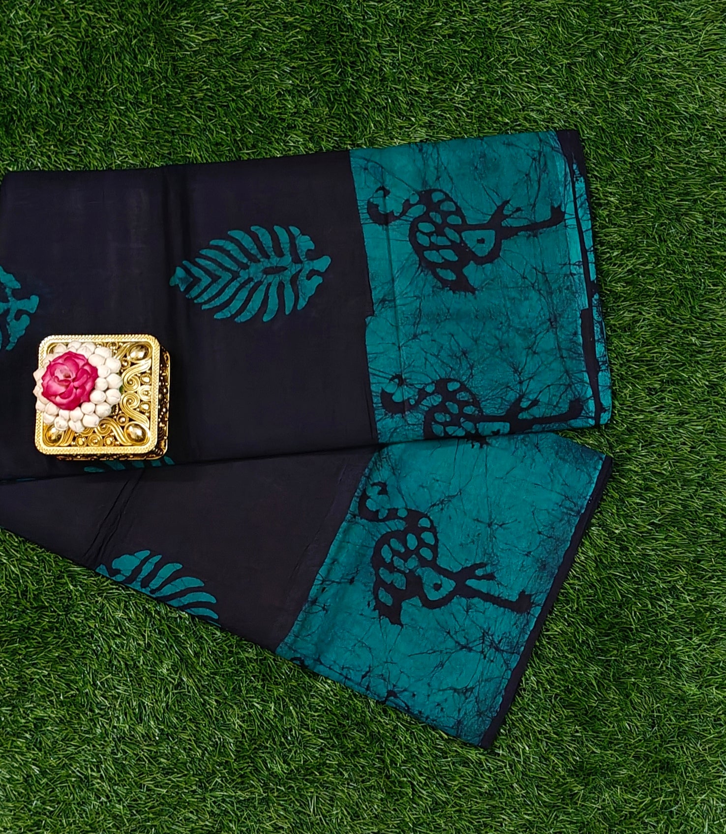 Luxury 120 Count Sungudi Cotton Saree with Batik Leaf Motifs & Running Blouse