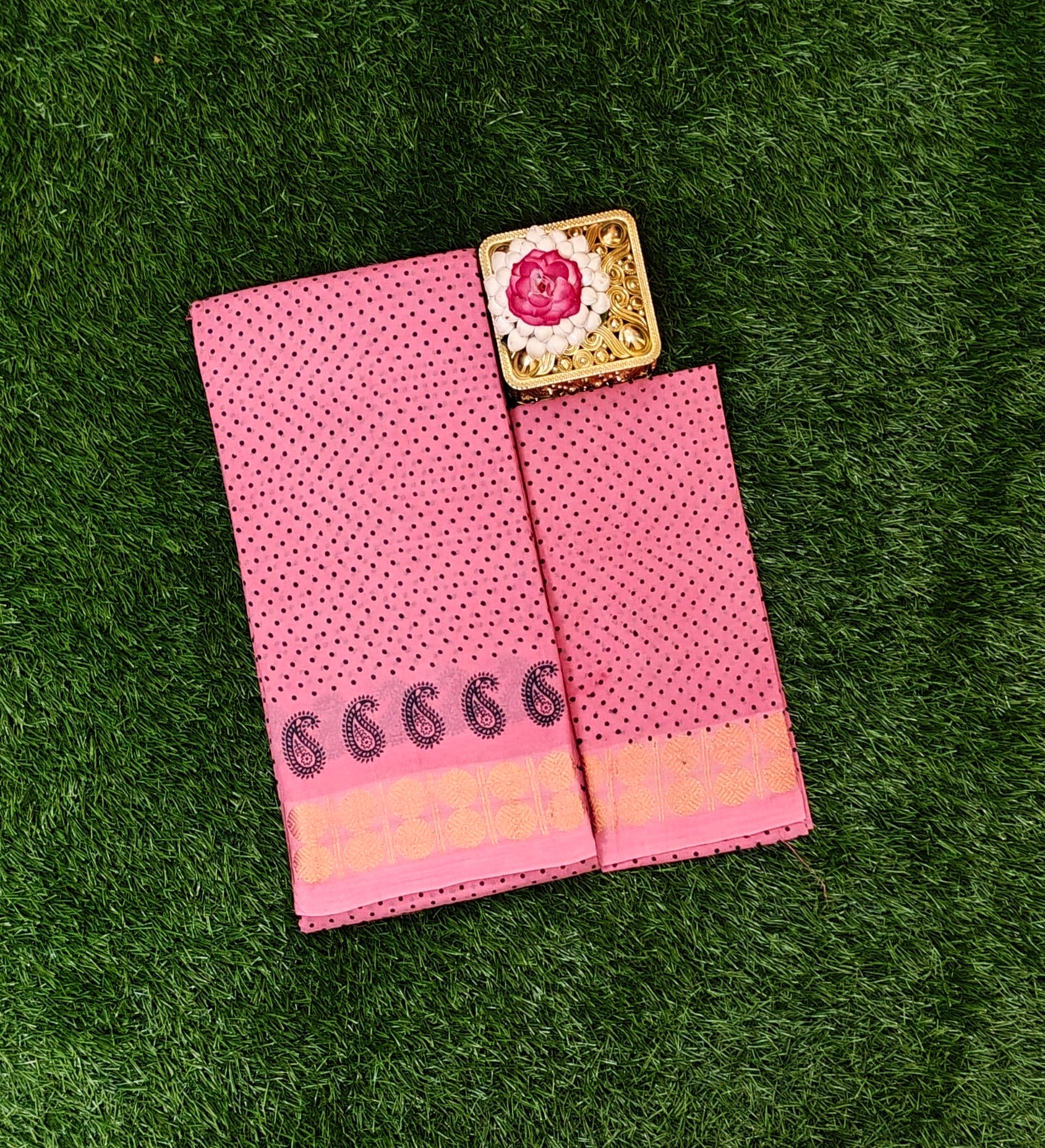 Coral Pink Sungudi Cotton Saree with Black Dots & Paisley Border