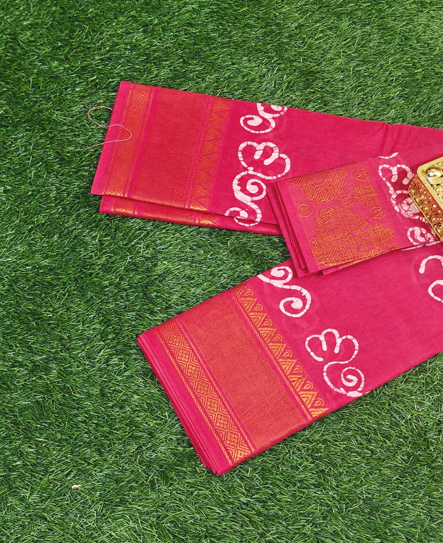 Reddish Pink Sungudi Cotton Saree with Batik Design & Zari Border