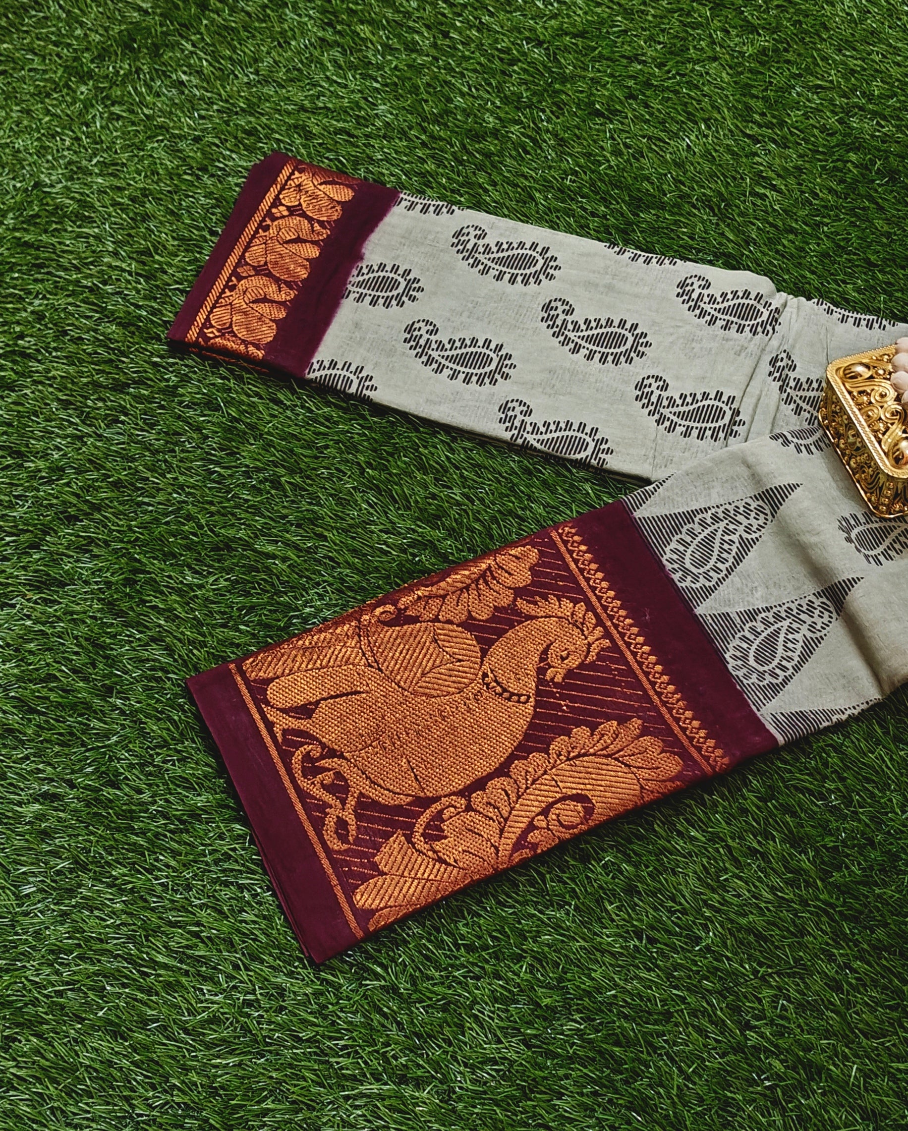 Beautiful Grey Sungudi Cotton Saree with Elephant Zari Border | Traditional Paisley Design Saree