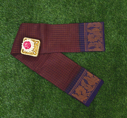 Checked Sungudi Cotton Saree with Traditional Peacock Border – Maroon & Navy