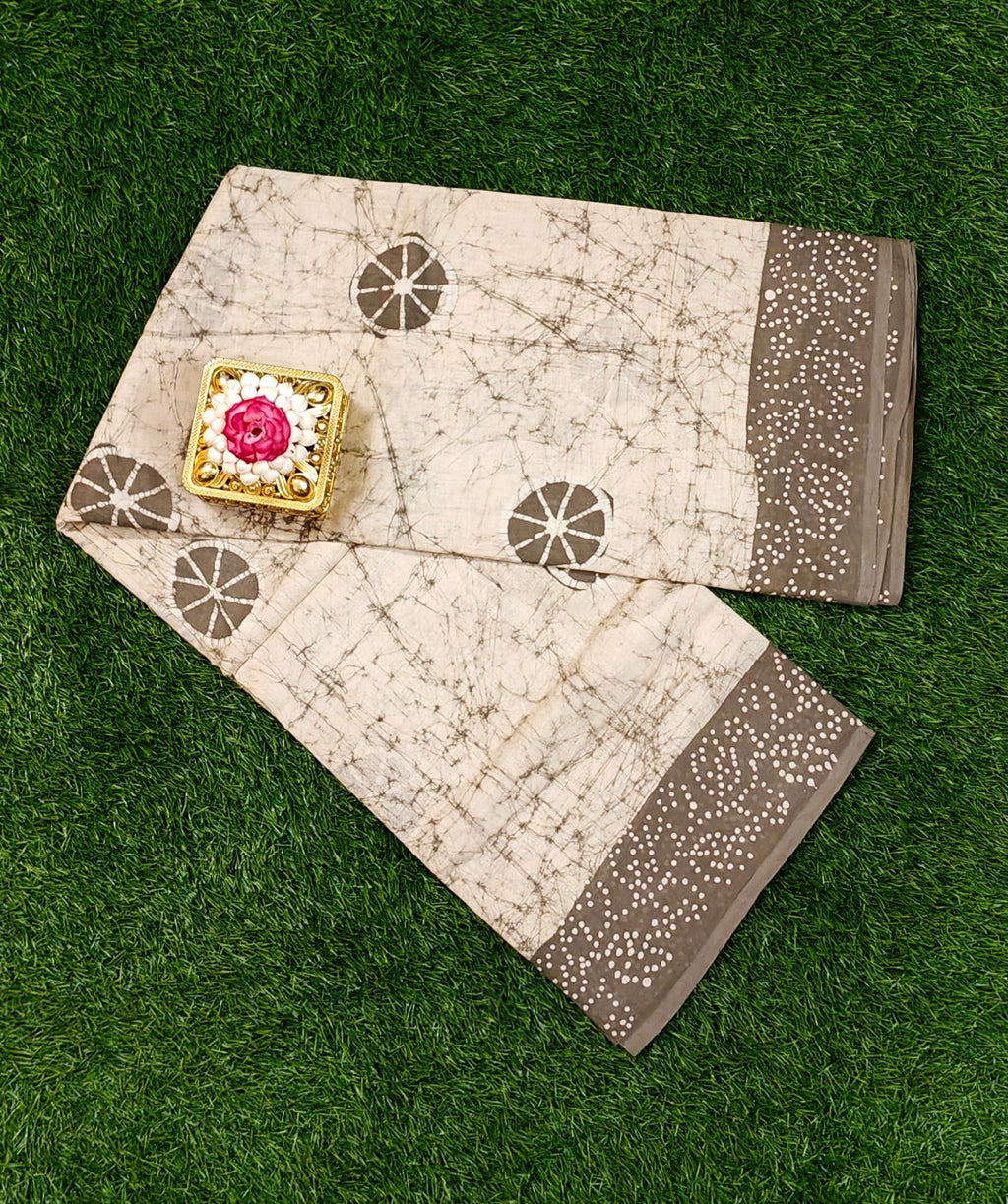 Ultra Soft 120 Count Sungudi Saree in Ivory Grey with Dotted Border