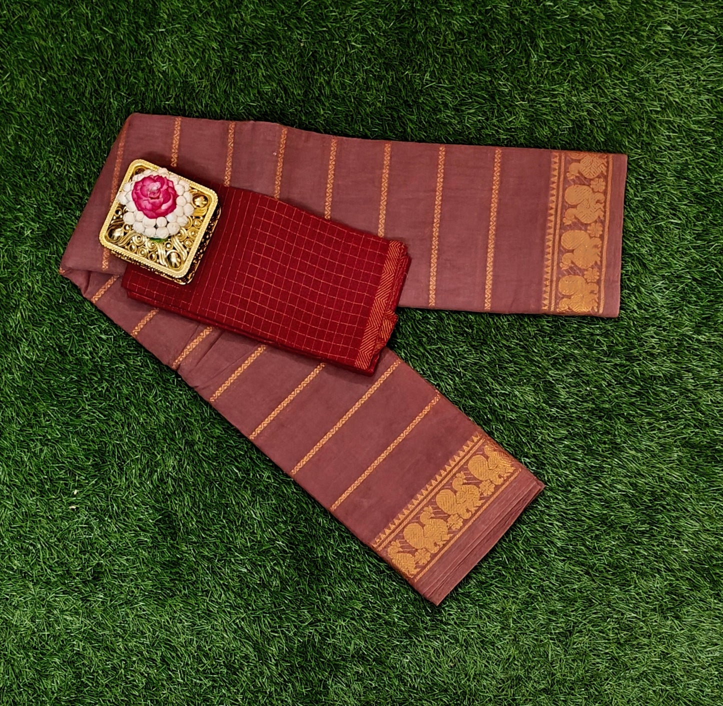 Beautiful Rose Gold Sungudi Cotton Saree with Zari Lines & Contrast Blouse Piece