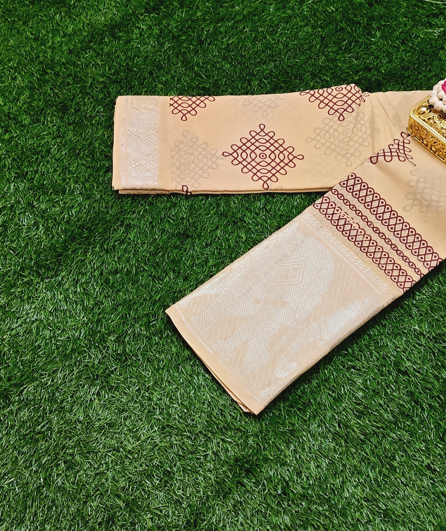 Beige Kolam Design Sungudi Cotton Saree with Silver Zari Border