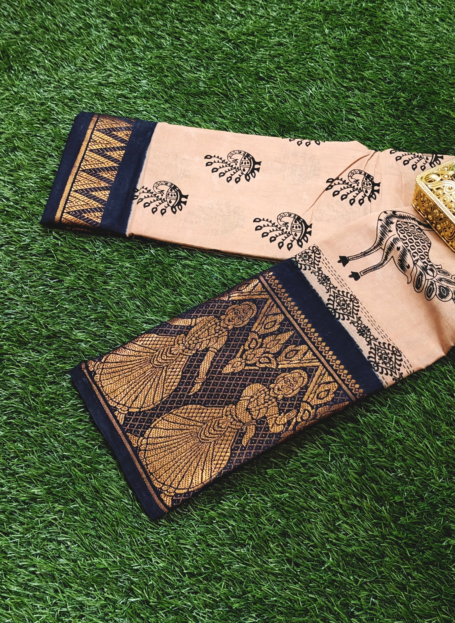 Beige Sungudi Cotton Saree with Dancing Girl Zari Border