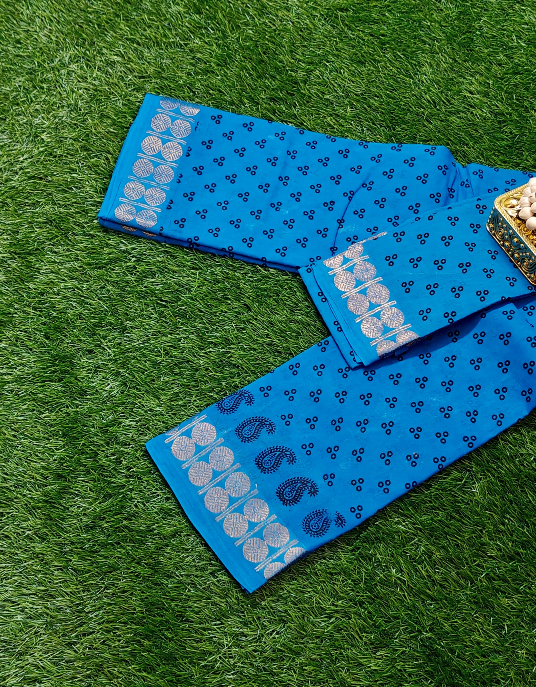 Authentic Sky Blue Sungudi Cotton Saree with Dotted Pattern & Paisley Zari Border