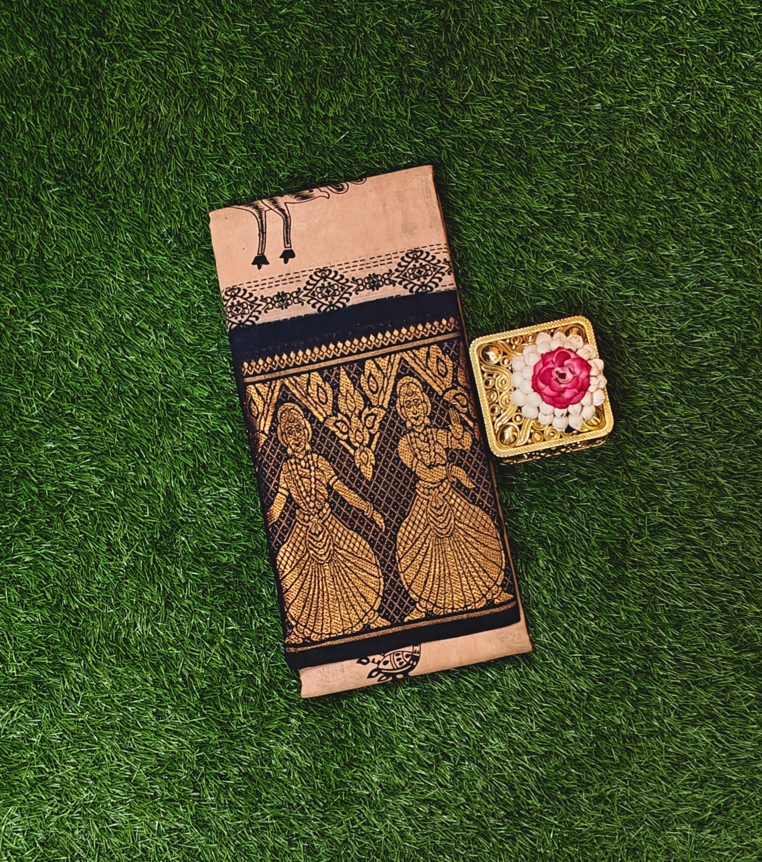 Beige Sungudi Cotton Saree with Dancing Girl Zari Border