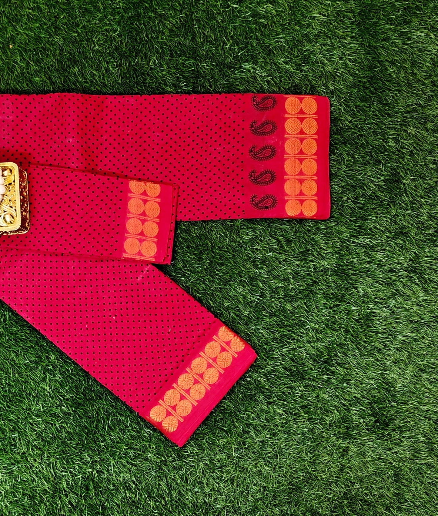 Bright Red Sungudi Cotton Saree with Dotted Pattern & Paisley Zari Border
