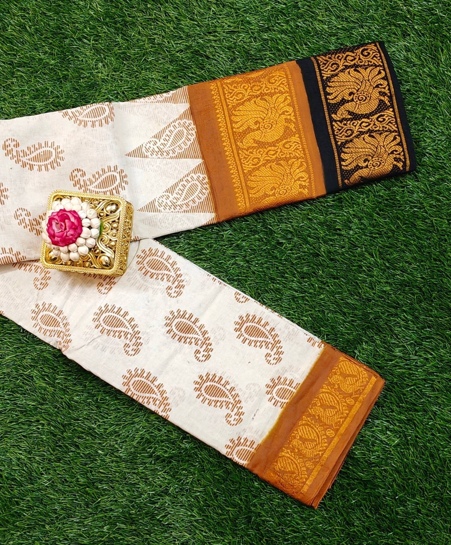 Ivory Charm Retta Petta Sungudi Saree – Classic Double Border Heritage