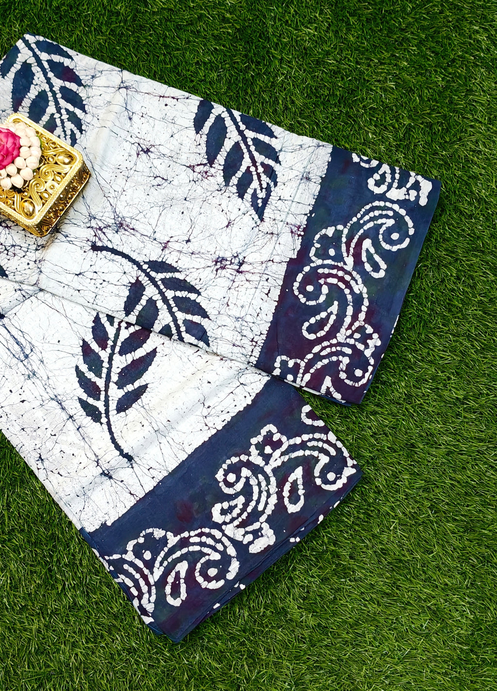 Premium 120 Count Sungudi Cotton Saree – Indigo White Batik Print with Running Blouse