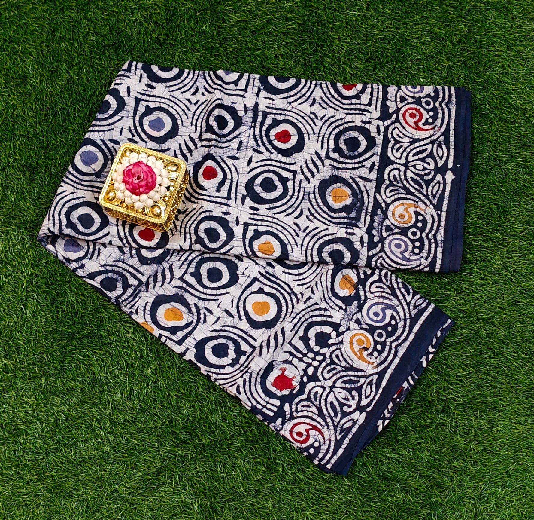 Lightweight 120 Count Sungudi Saree – Indigo & White Batik Print