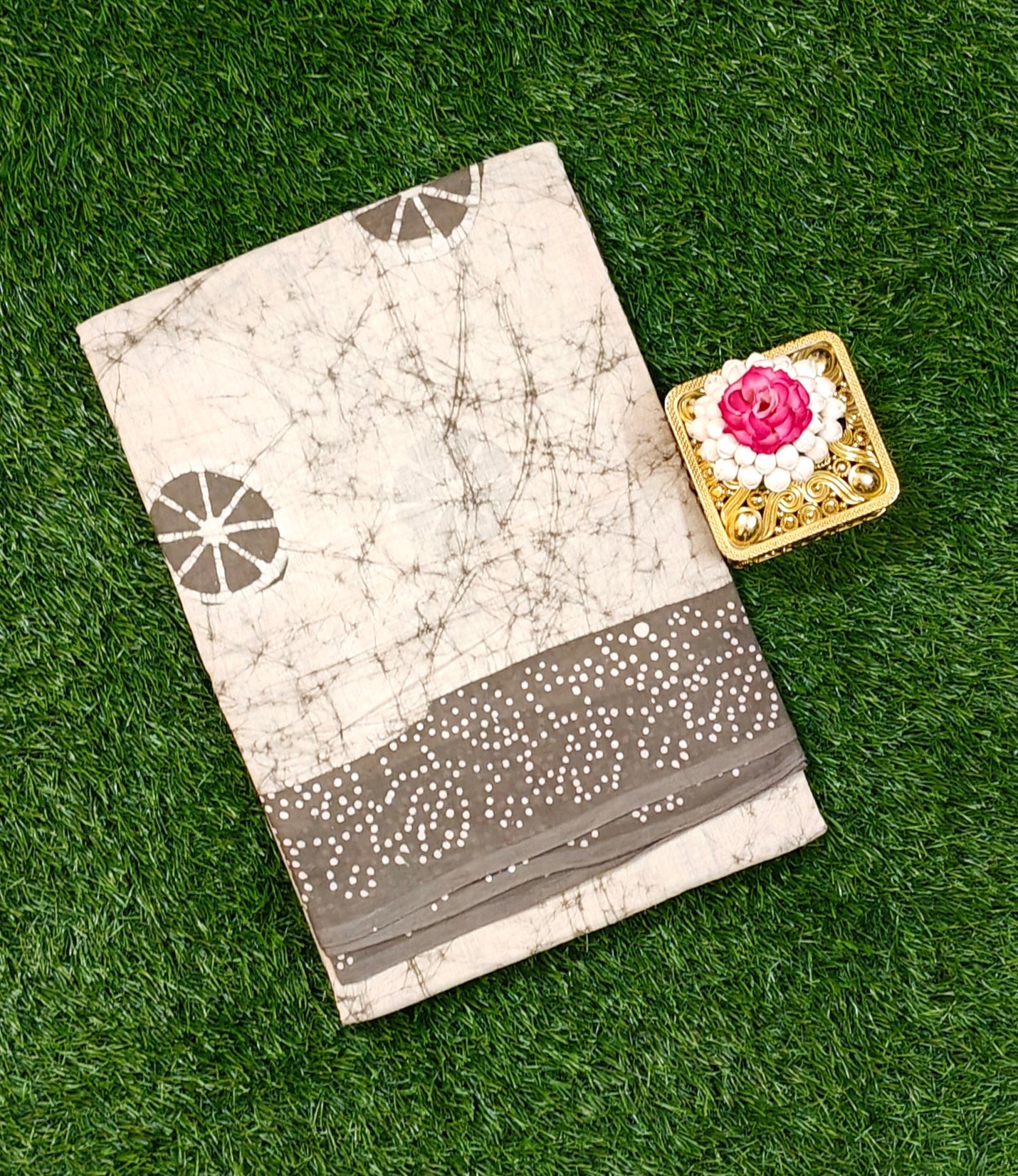 Ultra Soft 120 Count Sungudi Saree in Ivory Grey with Dotted Border