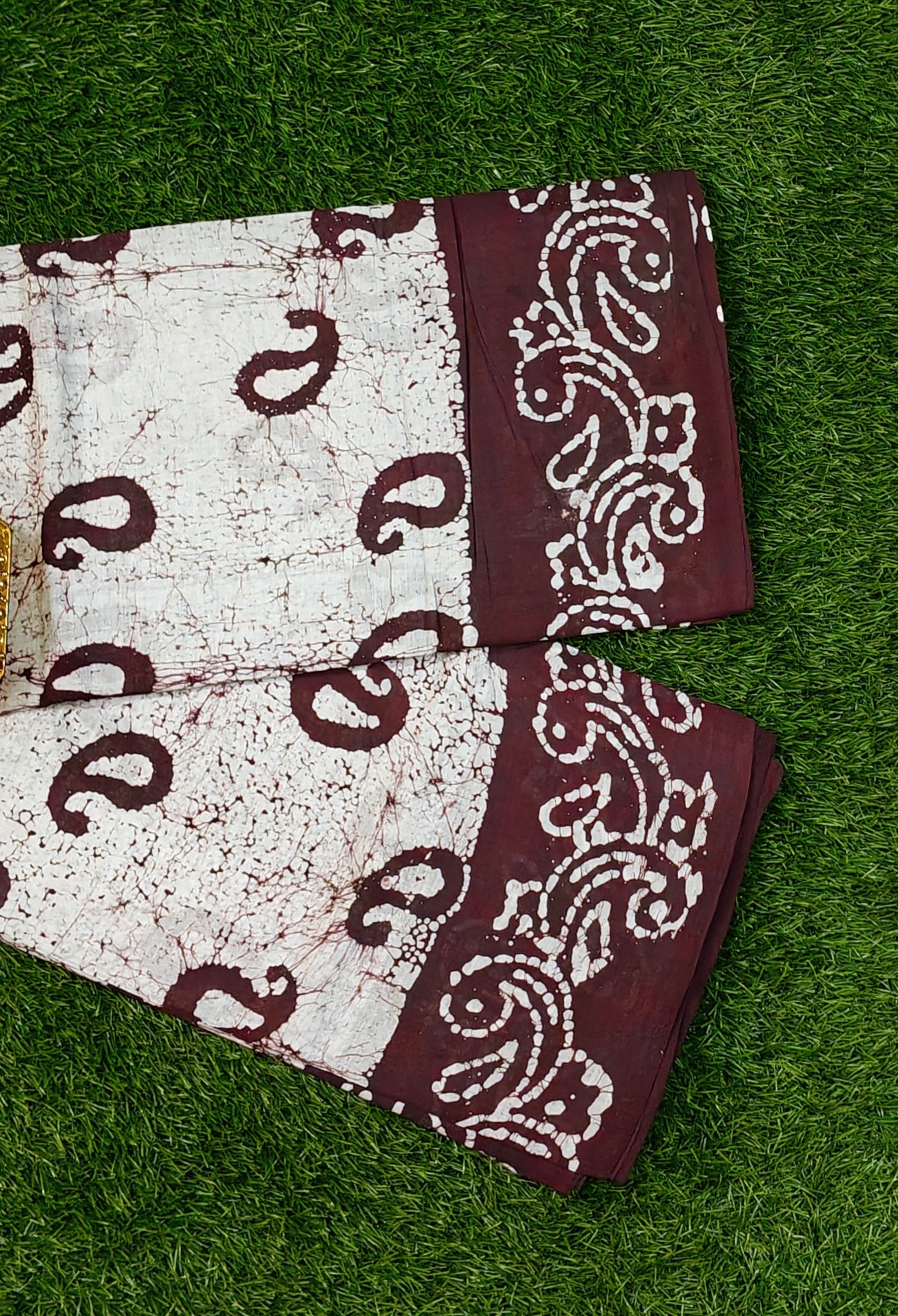 Premium 120 Count Sungudi Cotton Saree – Off-White & Deep Brown Paisley Batik Design