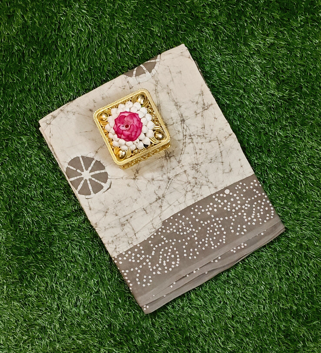 Ultra Soft 120 Count Sungudi Saree in Ivory Grey with Dotted Border