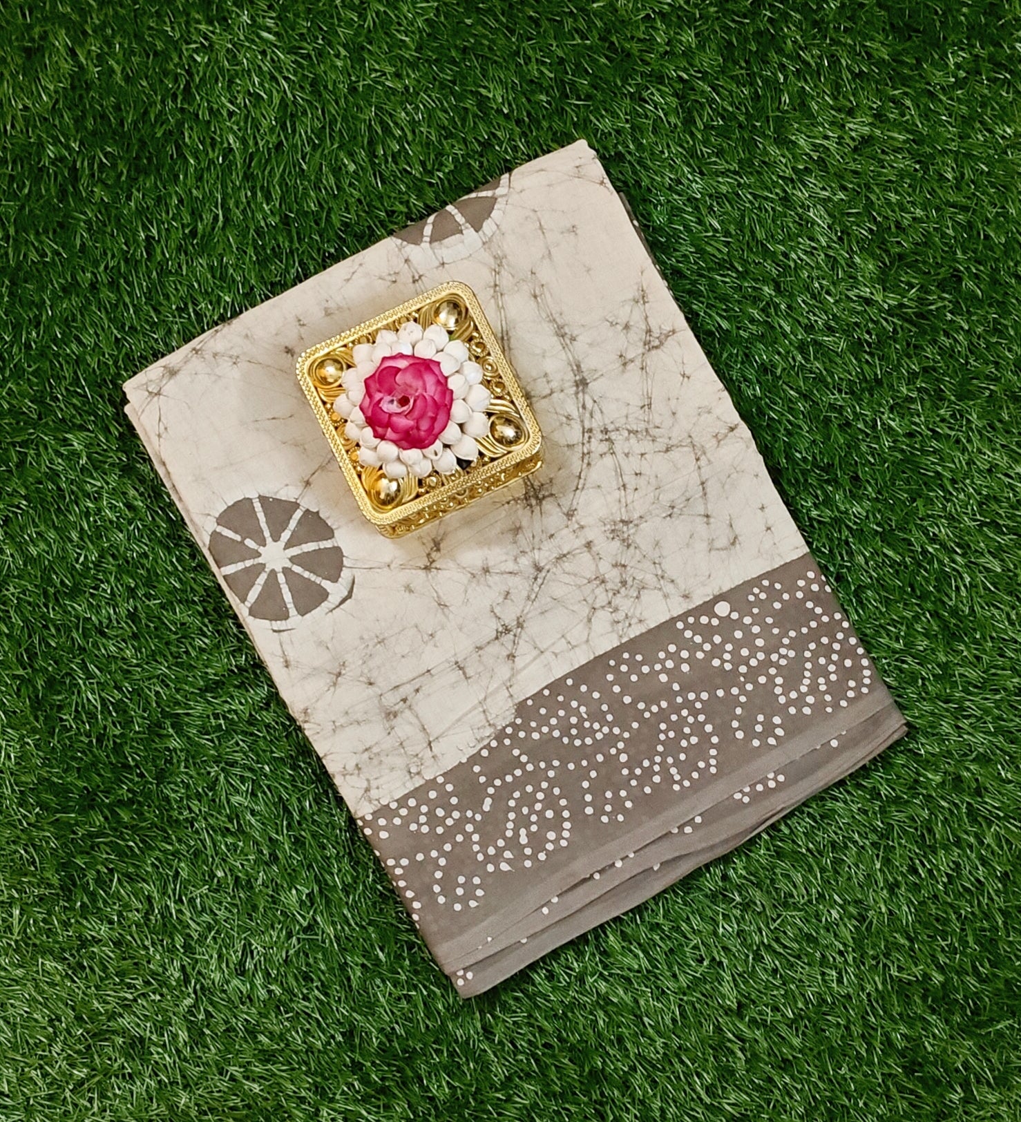 Ultra Soft 120 Count Sungudi Saree in Ivory Grey with Dotted Border