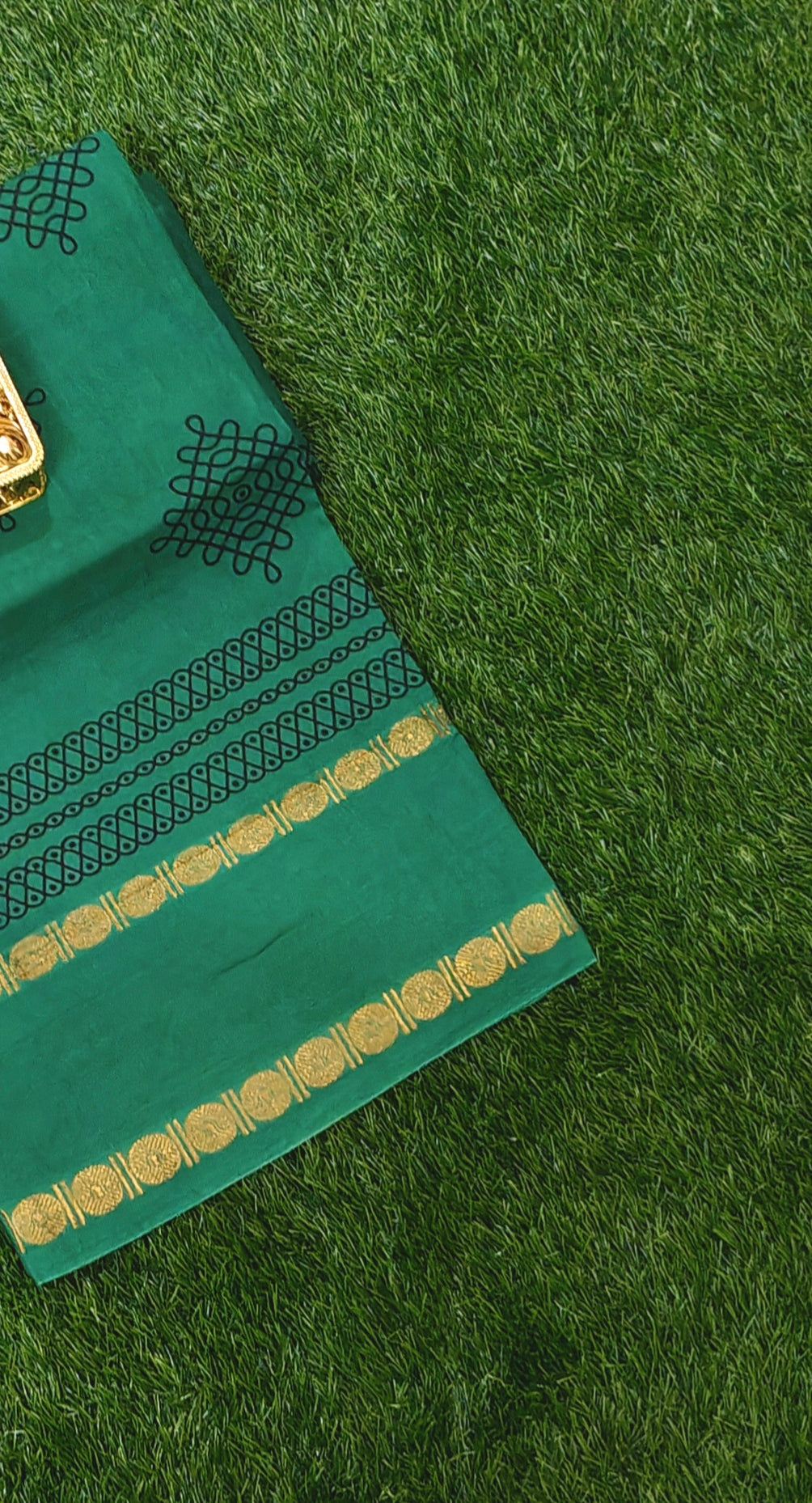 Emerald Green Kolam Design Sungudi Cotton Saree with Traditional Zari Border