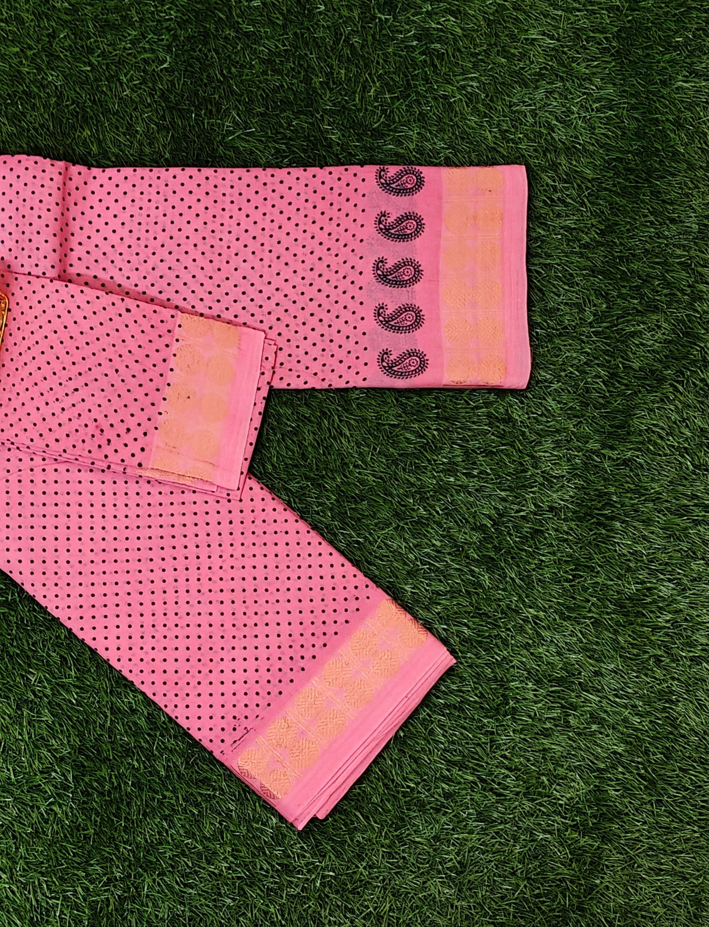 Coral Pink Sungudi Cotton Saree with Black Dots & Paisley Border