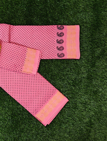 Coral Pink Sungudi Cotton Saree with Black Dots & Paisley Border