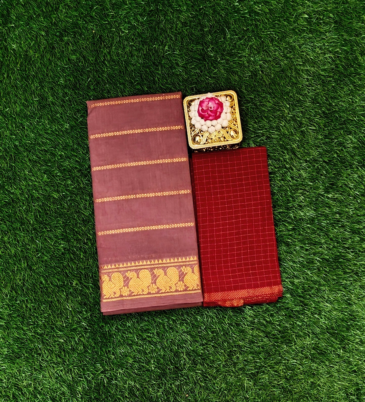 Beautiful Rose Gold Sungudi Cotton Saree with Zari Lines & Contrast Blouse Piece