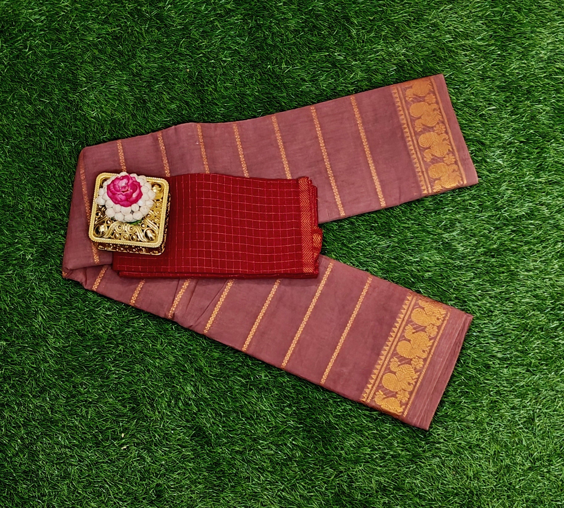 Beautiful Rose Gold Sungudi Cotton Saree with Zari Lines & Contrast Blouse Piece