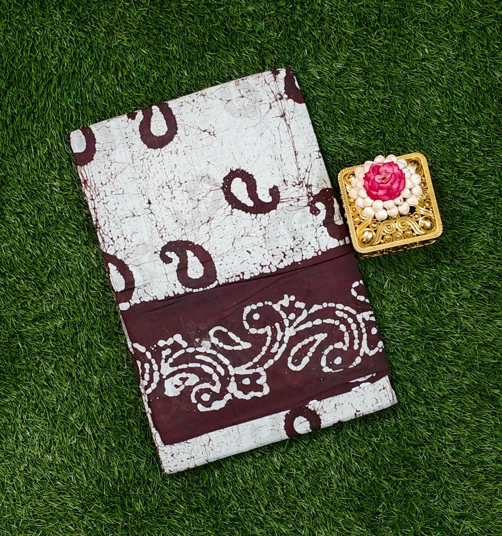 Premium 120 Count Sungudi Cotton Saree – Off-White & Deep Brown Paisley Batik Design