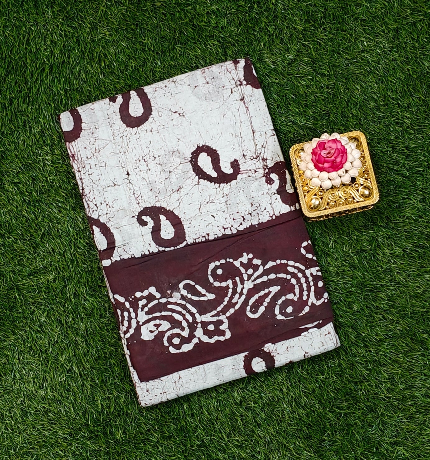 Premium 120 Count Sungudi Cotton Saree – Off-White & Deep Brown Paisley Batik Design