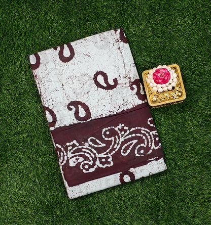 Premium 120 Count Sungudi Cotton Saree – Off-White & Deep Brown Paisley Batik Design