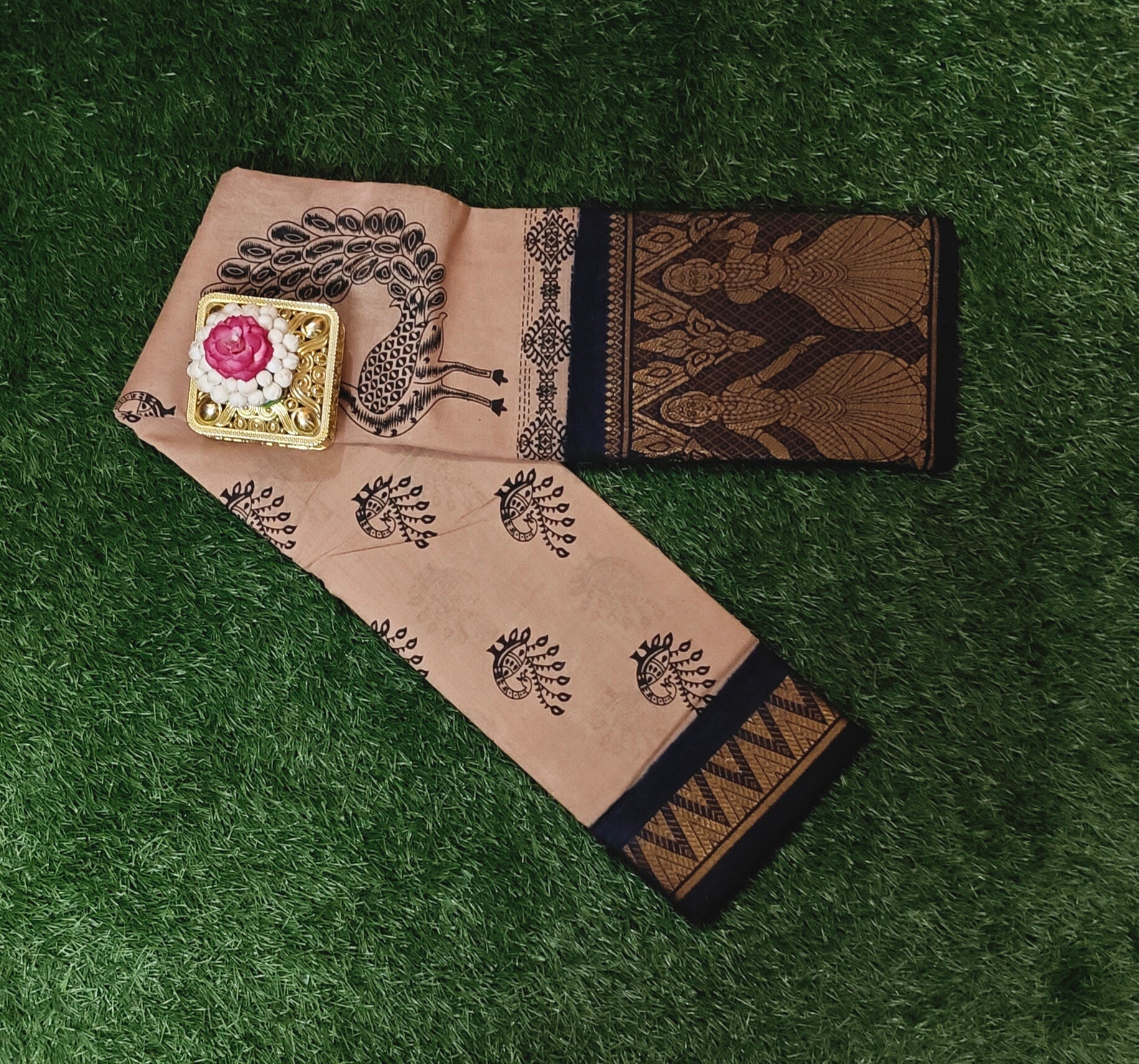 Beige Sungudi Cotton Saree with Dancing Girl Zari Border