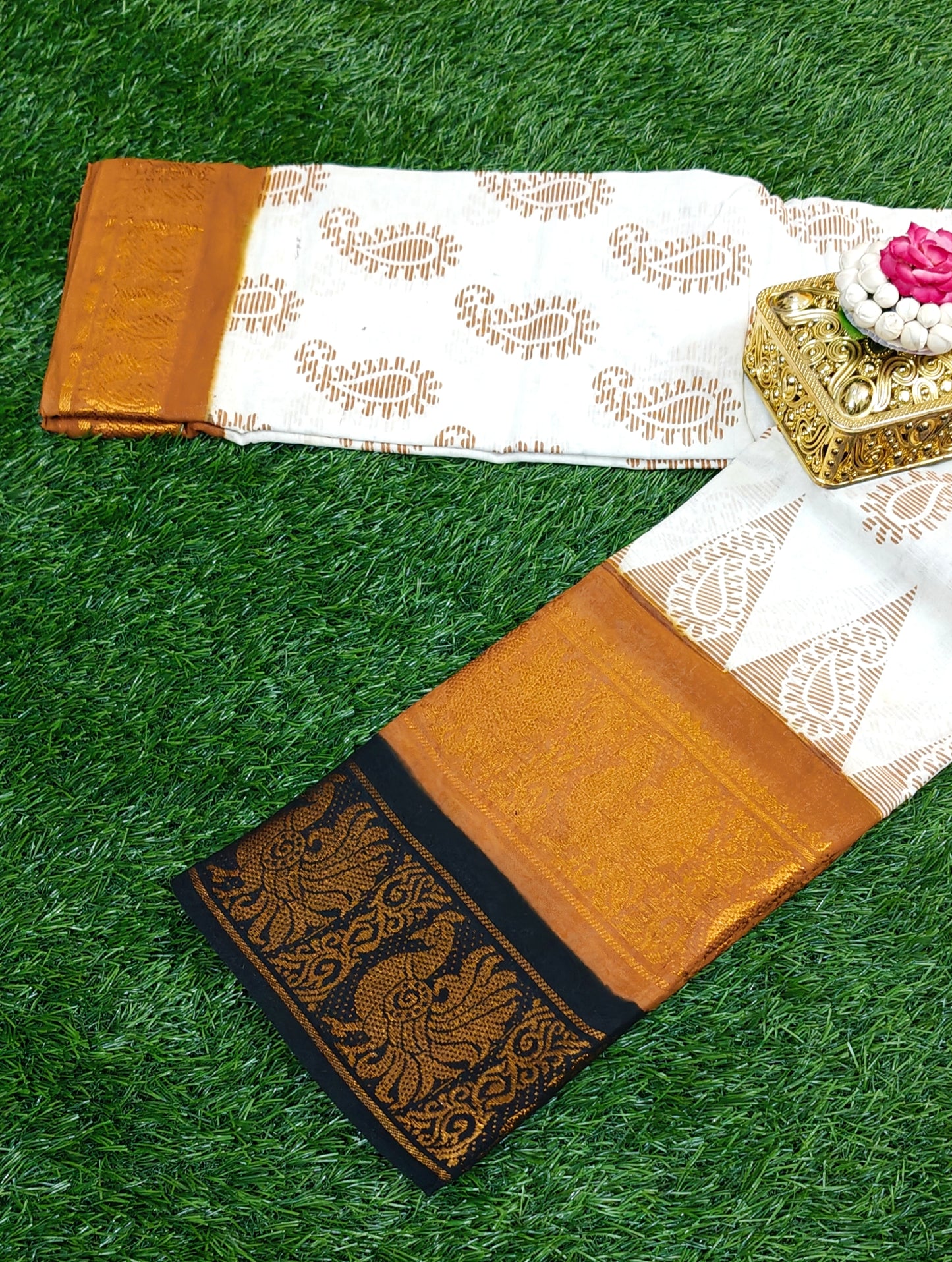 Ivory Charm Retta Petta Sungudi Saree – Classic Double Border Heritage