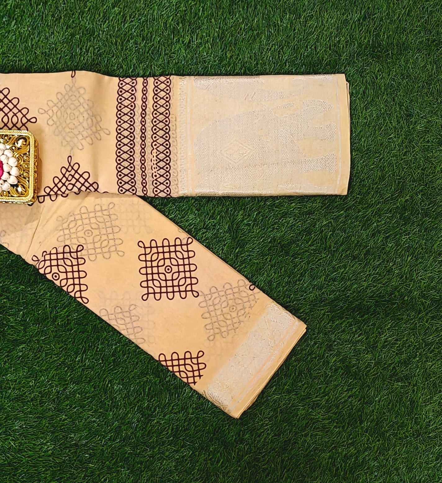 Beige Kolam Design Sungudi Cotton Saree with Silver Zari Border