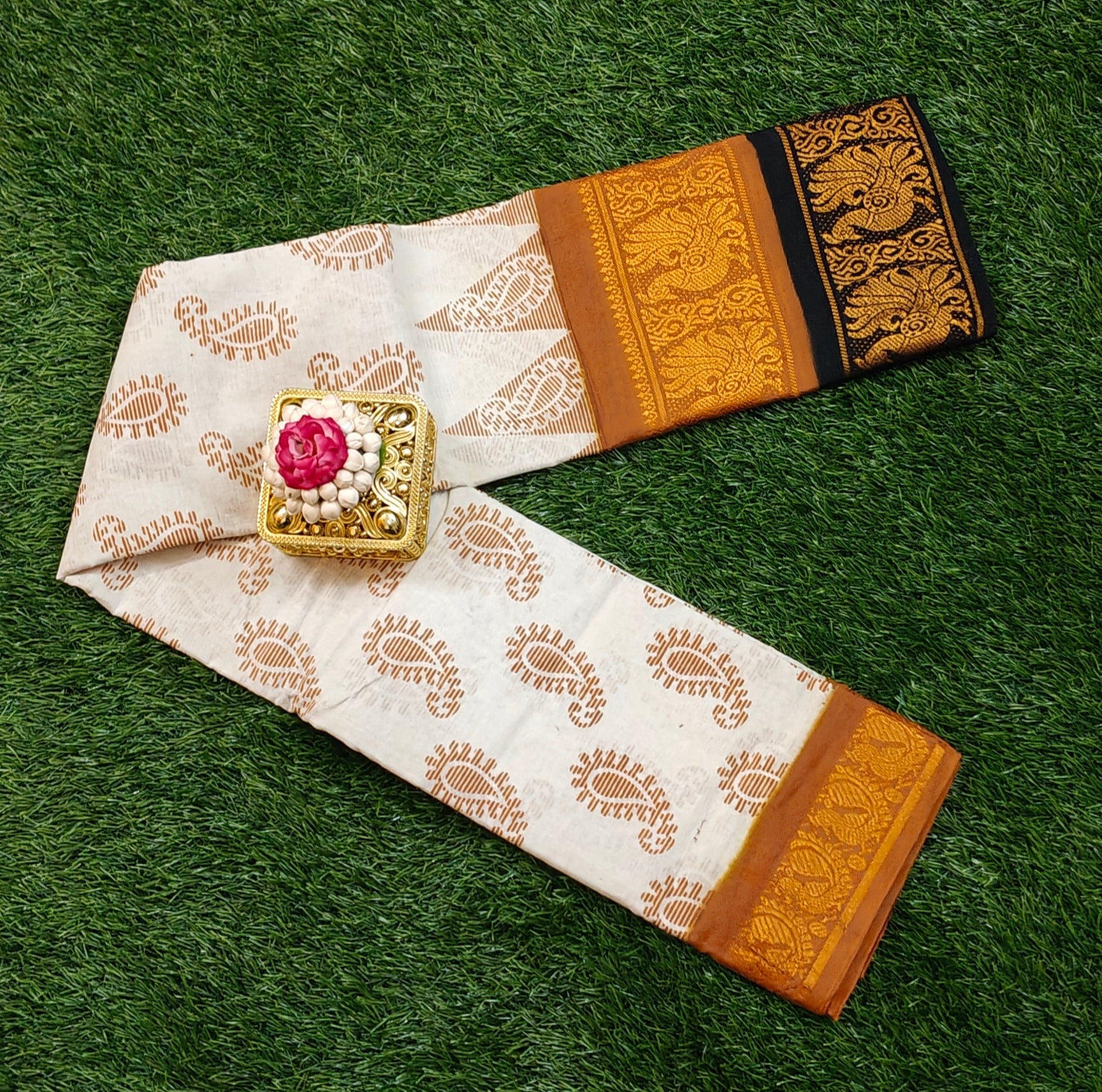 Ivory Charm Retta Petta Sungudi Saree – Classic Double Border Heritage