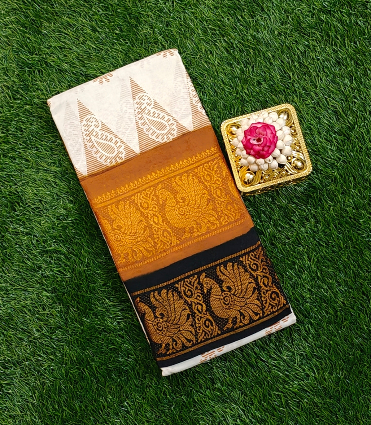 Ivory Charm Retta Petta Sungudi Saree – Classic Double Border Heritage