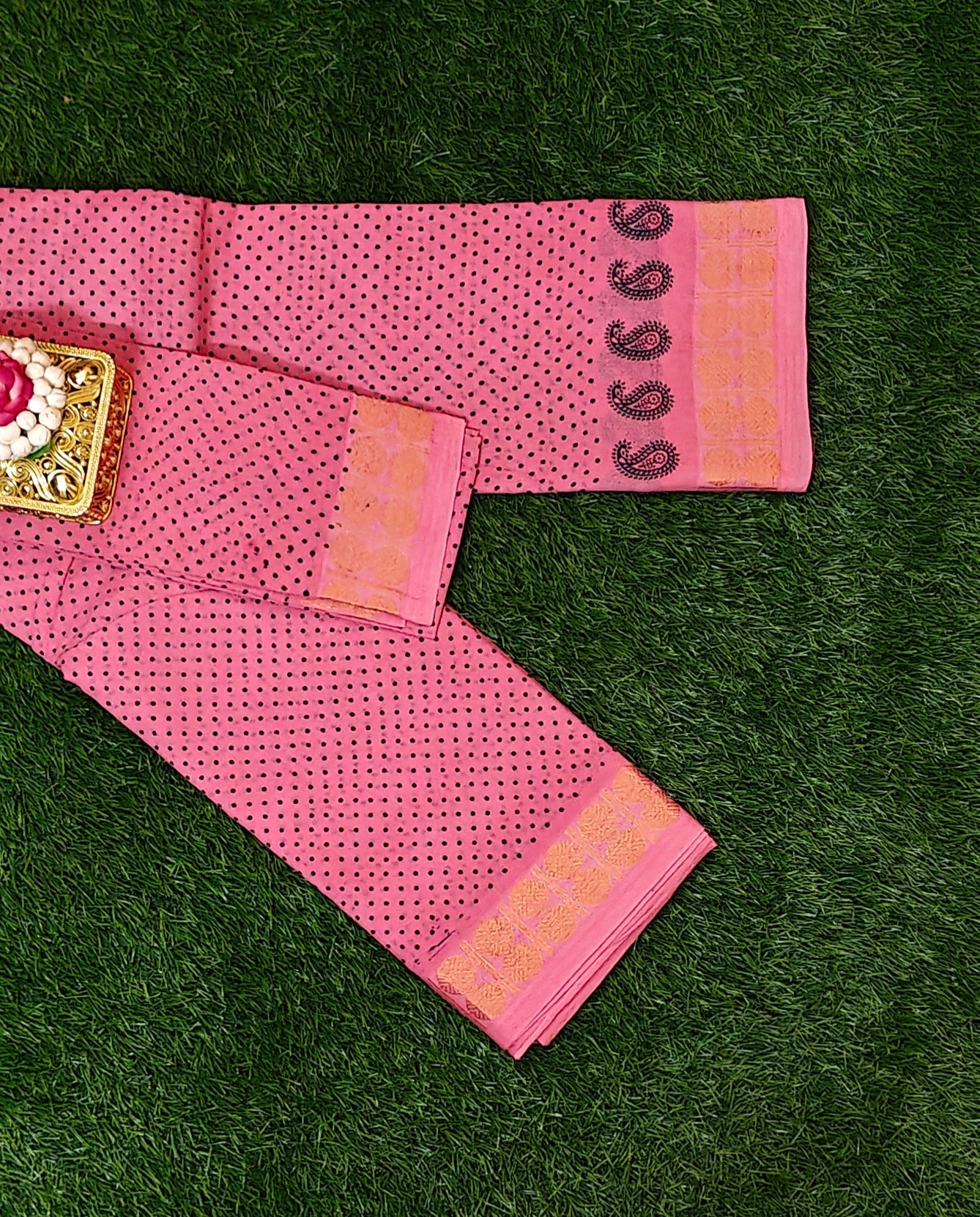 Coral Pink Sungudi Cotton Saree with Black Dots & Paisley Border