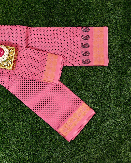 Coral Pink Sungudi Cotton Saree with Black Dots & Paisley Border