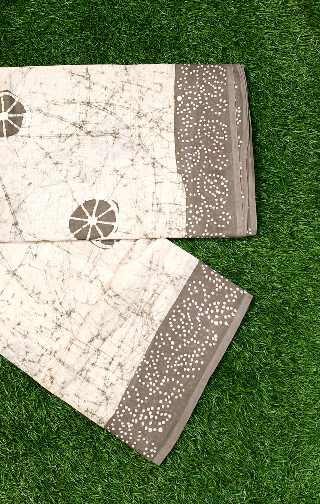 Ultra Soft 120 Count Sungudi Saree in Ivory Grey with Dotted Border