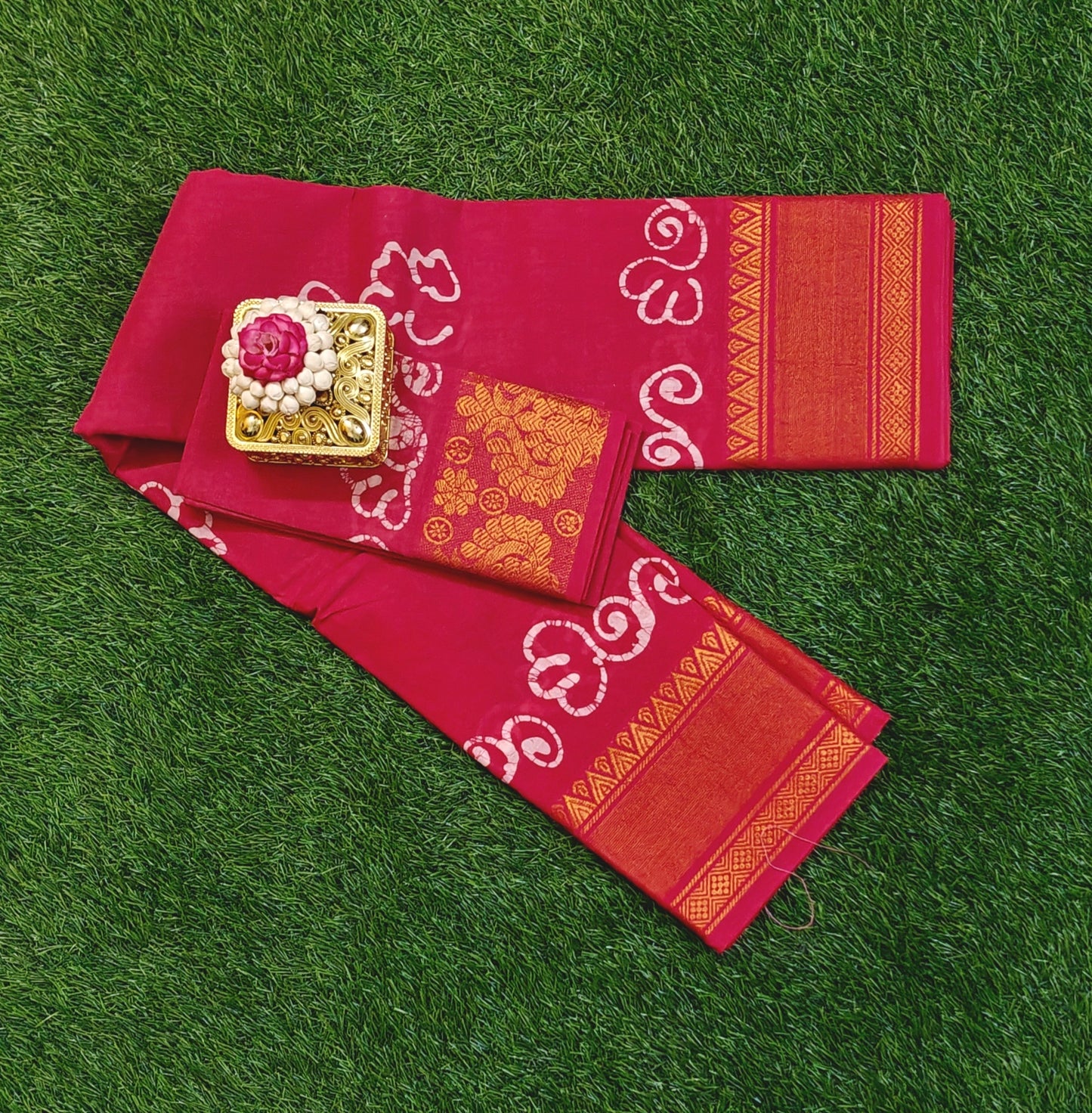 Reddish Pink Sungudi Cotton Saree with Batik Design & Zari Border