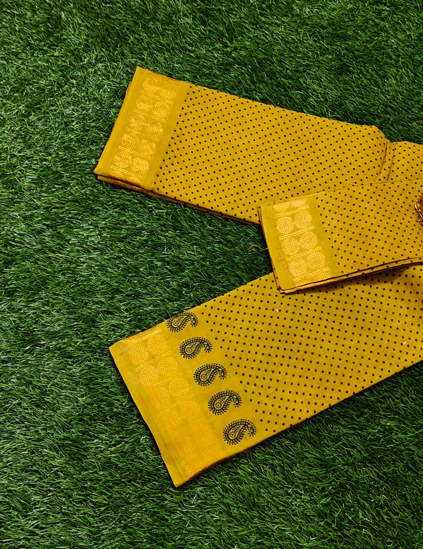Mustard Yellow Sungudi Cotton Saree with Dotted Pattern & Paisley Border