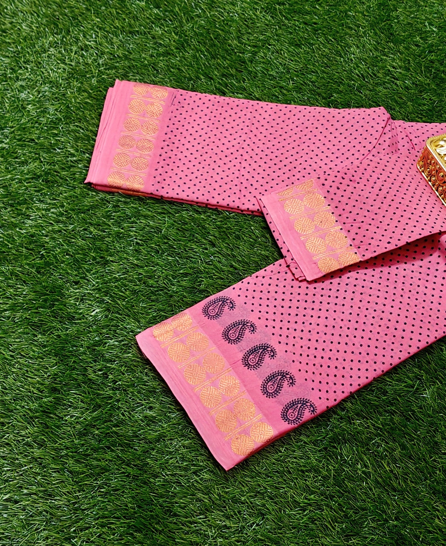 Coral Pink Sungudi Cotton Saree with Black Dots & Paisley Border