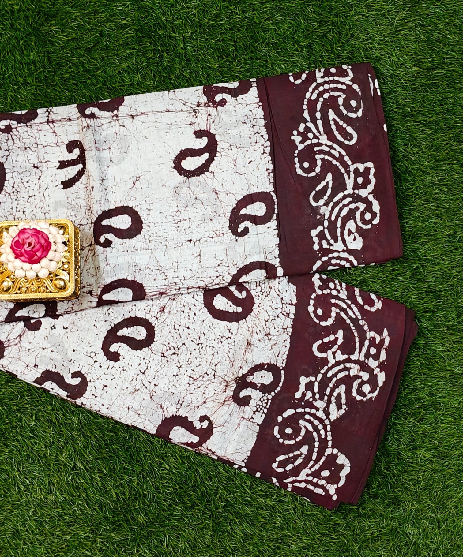 Premium 120 Count Sungudi Cotton Saree – Off-White & Deep Brown Paisley Batik Design